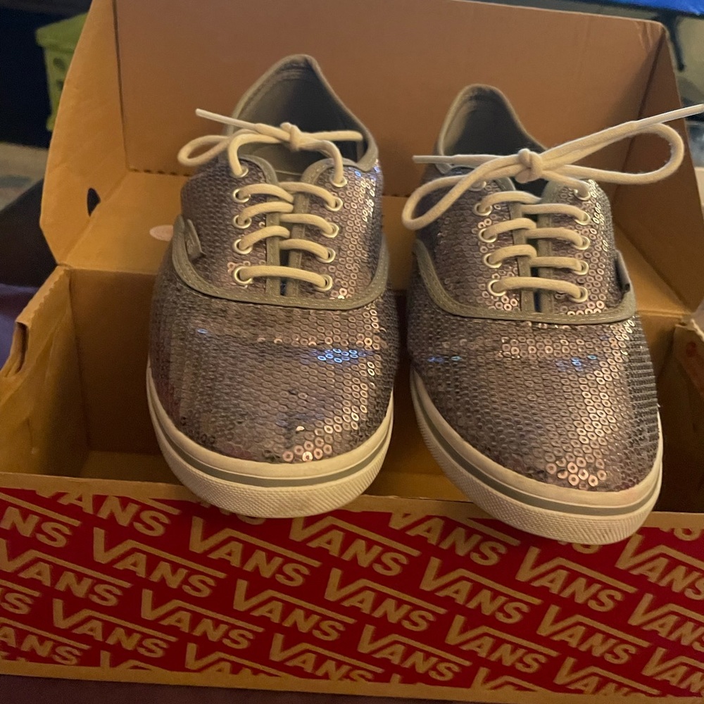 Mens 6.5 silver vans.. new in box 📦 never worn